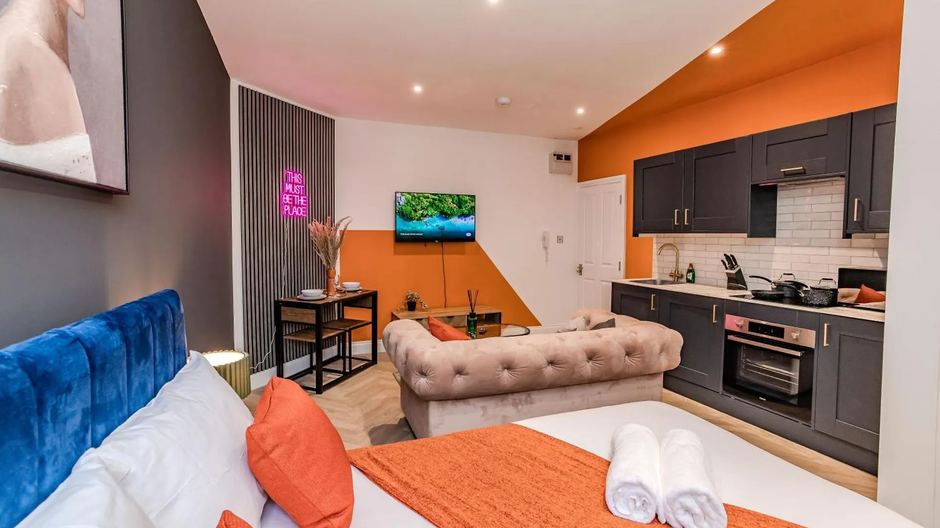 Cosy City Central Studio Apartment Near Brighton Beach contacts